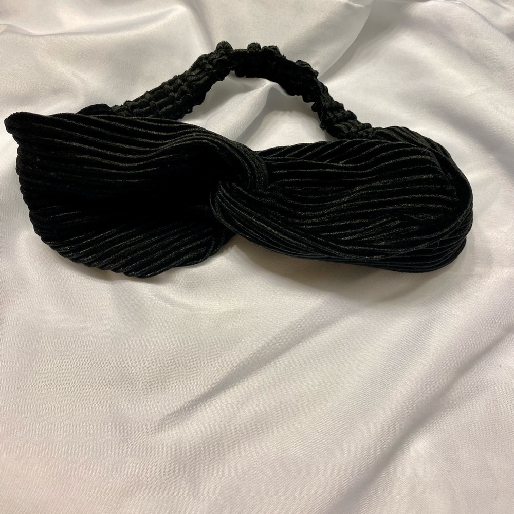 Black knotted velvet headband